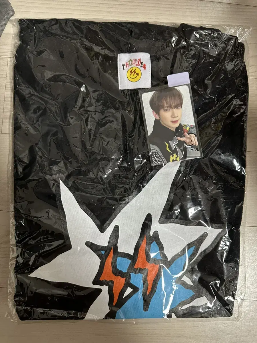 ATEEZ pop up t shirt with photocard